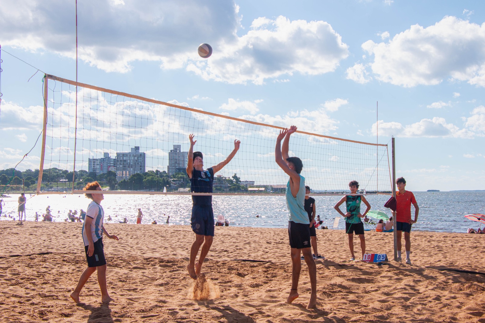 <p>Ofrecen actividades recreativas y deportivas en Costa Sur y El Brete</p>